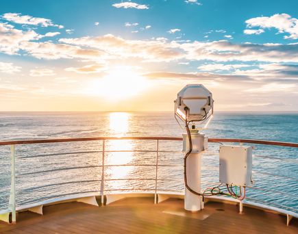 Panoramablick auf das Meer mit einem schönen Sonnenuntergang auf einem Kreuzfahrtschiff