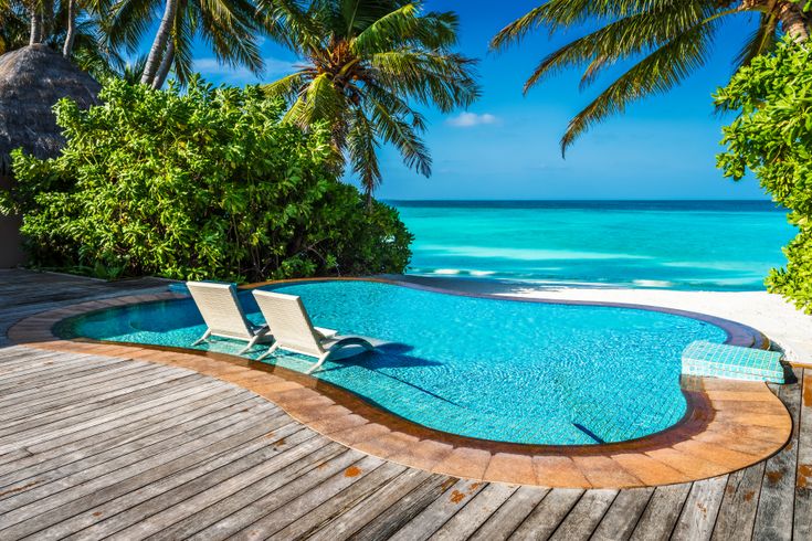 Ein kleiner Pool mit direktem Strandzugang und zwei Liegen