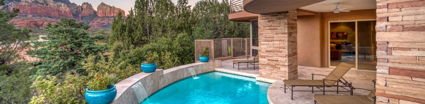 Privater Pool auf einer Terasse mit zwei Liegen