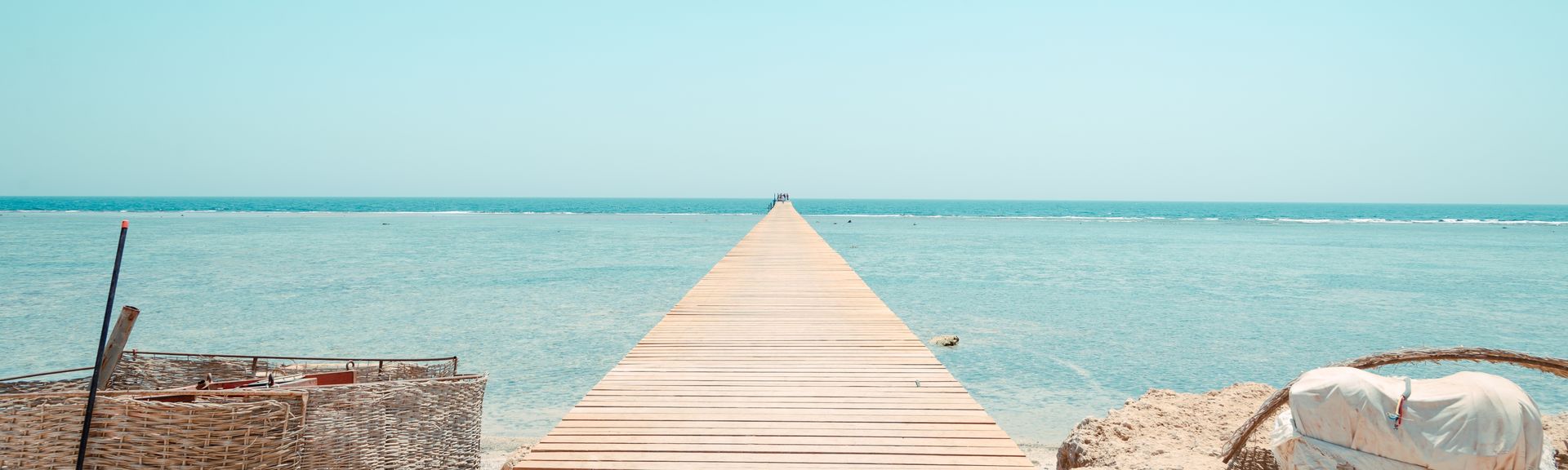 Langer Steg, der ins Meer führt