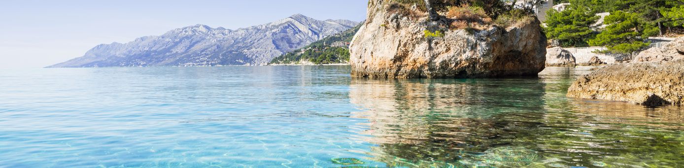 Glasklares Wasser vor einer Insel in Kroatien