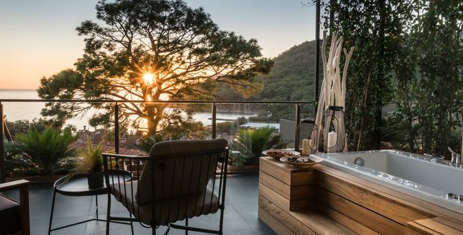 Balkon mit Whirlpool mit Ausblick auf den Sonnenuntergang über dem Meer