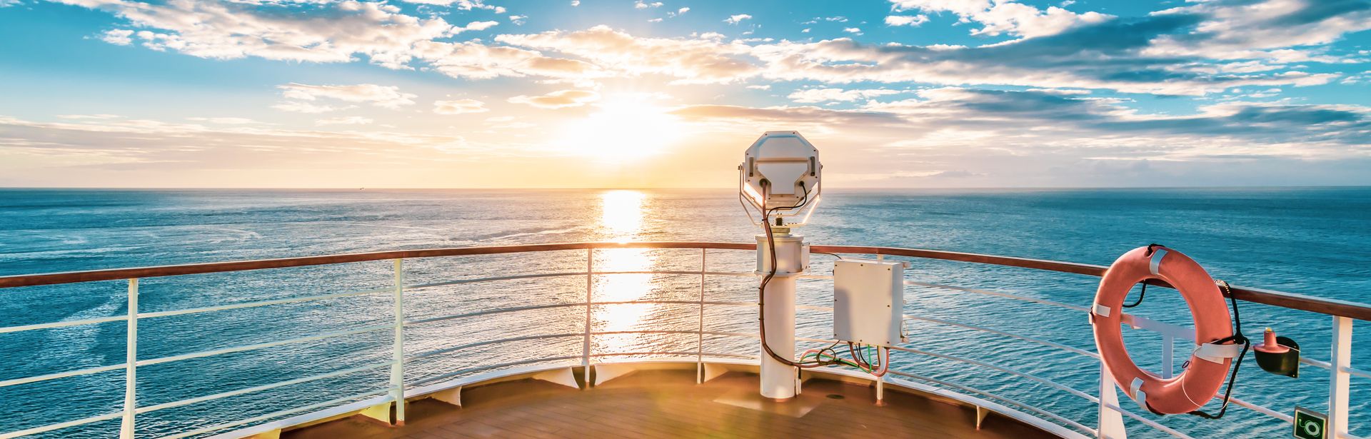 Panoramablick auf das Meer mit einem schönen Sonnenuntergang auf einem Kreuzfahrtschiff