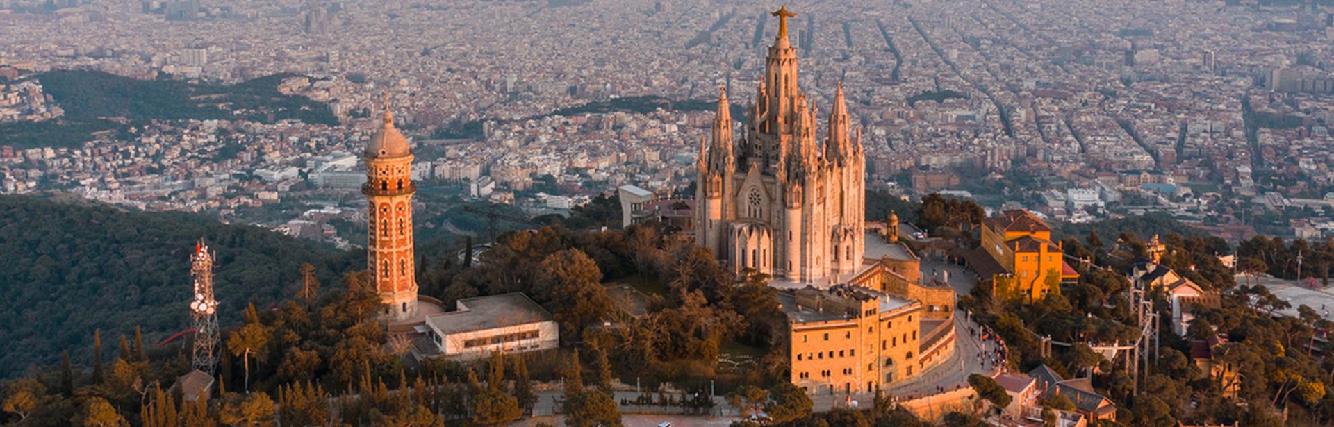 Eine Luftaufnahme der Sühnekirche des Heiligen Herzens auf dem Berg Tibidabo in Barcelona