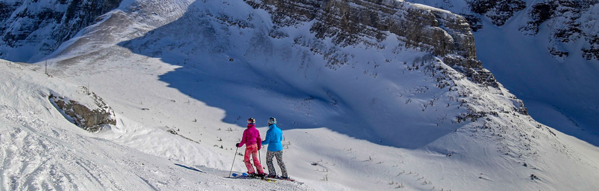 Zwei Menschen auf Skiern laufen durch eine verschneite Berglandschaft