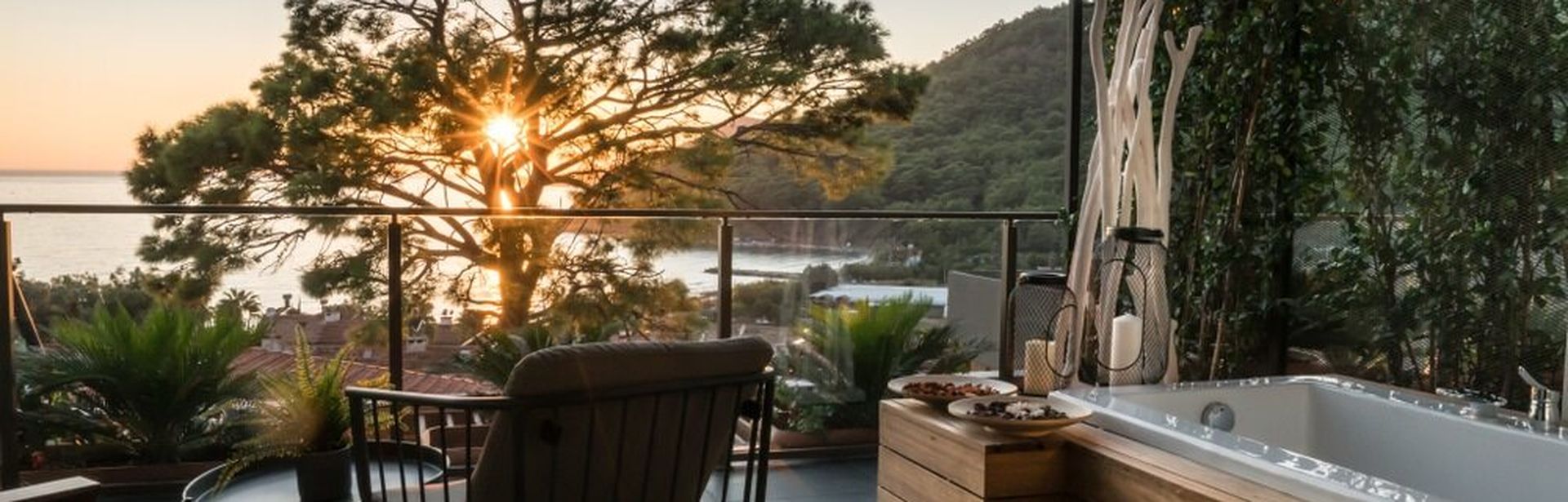 Balkon mit Whirlpool mit Ausblick auf den Sonnenuntergang über dem Meer