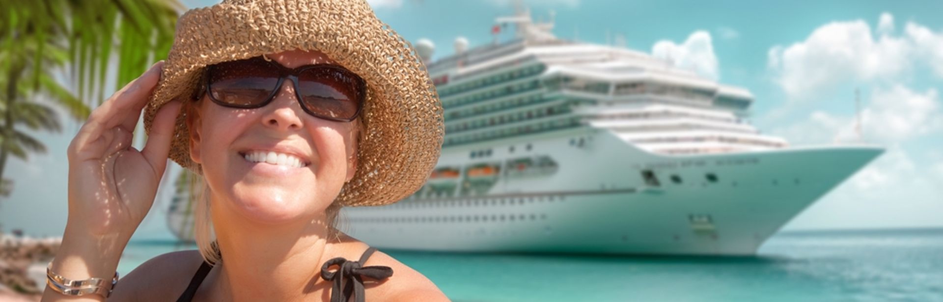 Eine Frau mit einem Strohhut lacht in die Kamera, im Hintergrund sieht man ein Kreuzfahrtschiff