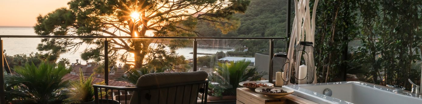 Balkon mit Whirlpool mit Ausblick auf den Sonnenuntergang über dem Meer