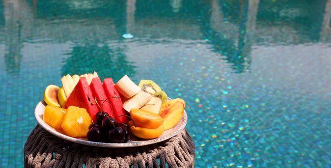 Obstteller am Pool