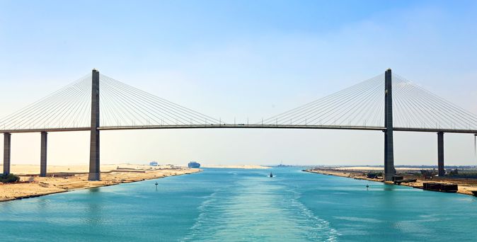 Hängebrücke über dem Suezkanal in Ägypten an einem klaren, sonnigen Tag.