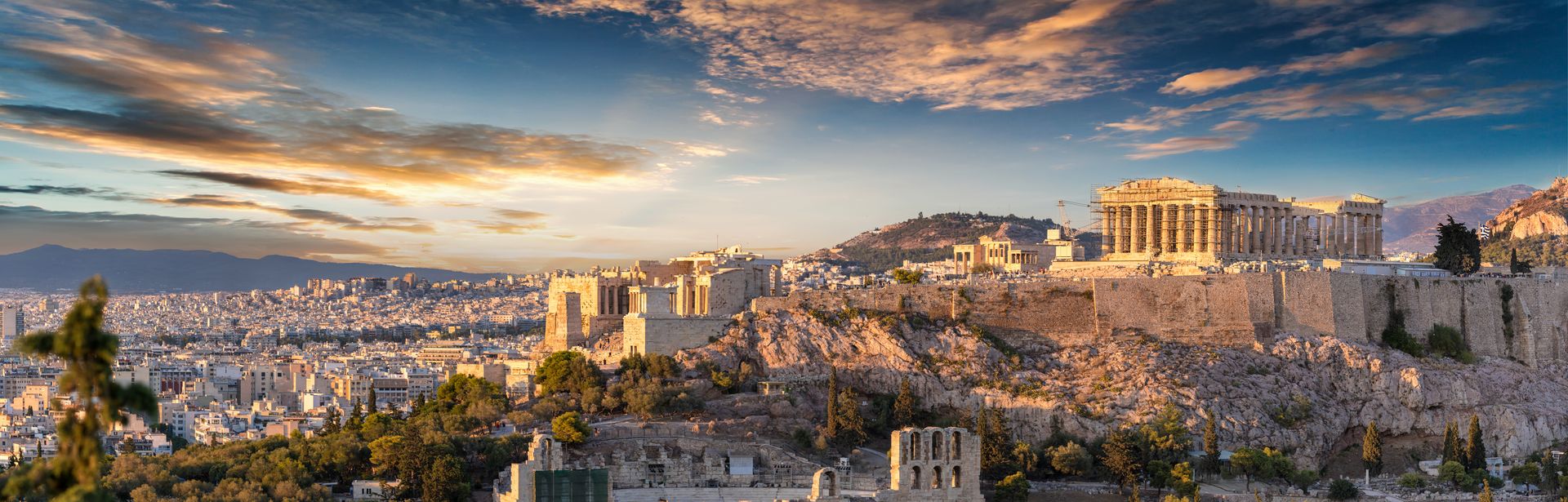 Blick auf eine griechische Stadt mit alten Bauwerken