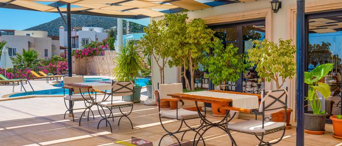 Restaurantbereich auf der Terrasse eines eleganten Boutiquehotels