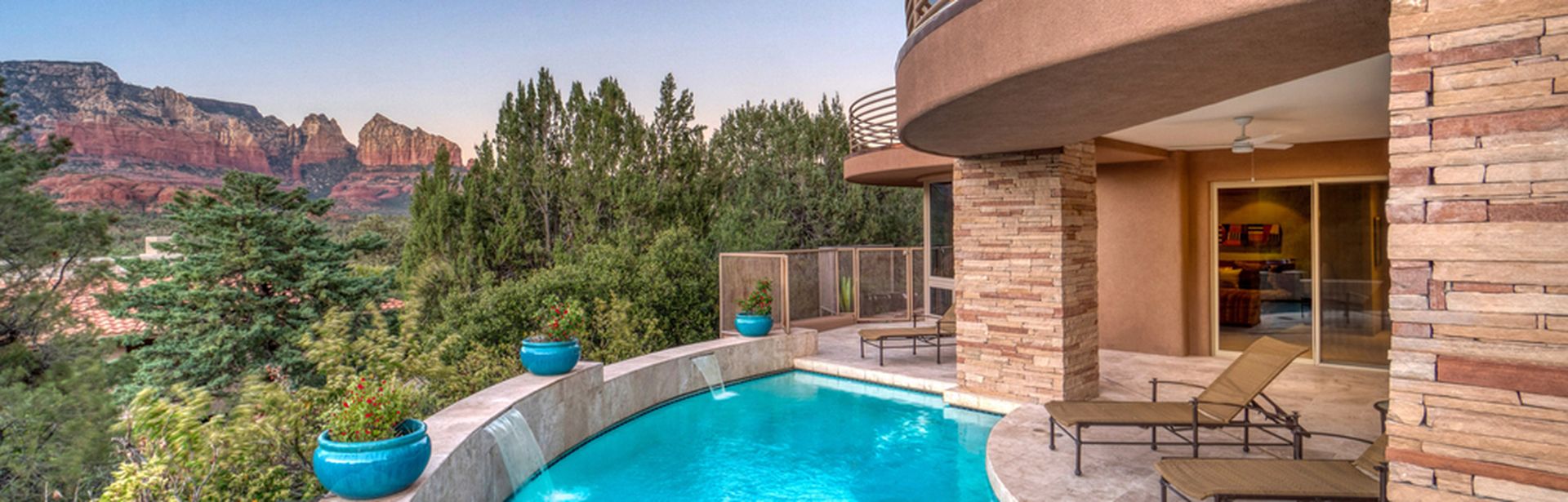 Pool mit Liegen auf dem Balkon eines Hotels