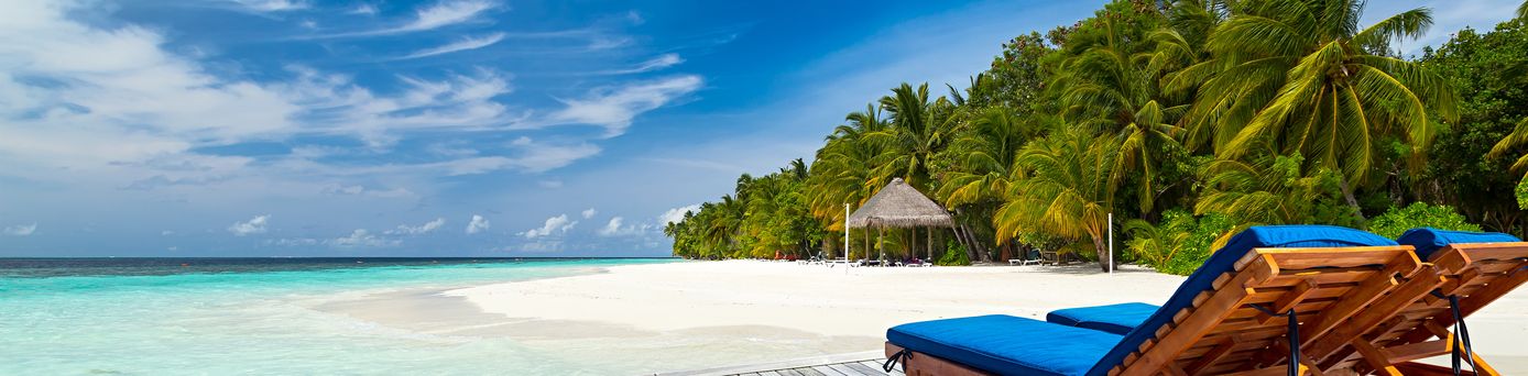 Liegen auf einer Terasse mit Strandzugang