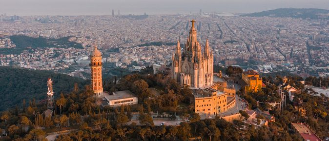 Eine Luftaufnahme der Sühnekirche des Heiligen Herzens auf dem Berg Tibidabo in Barcelona