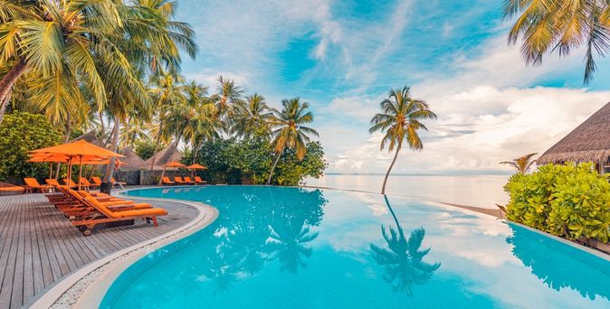 Infinity Pool mit Liegen und Meerblick
