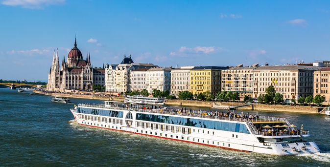 Kreuzfahrtschiff auf einem Fluss, der durch eine Stadt führt