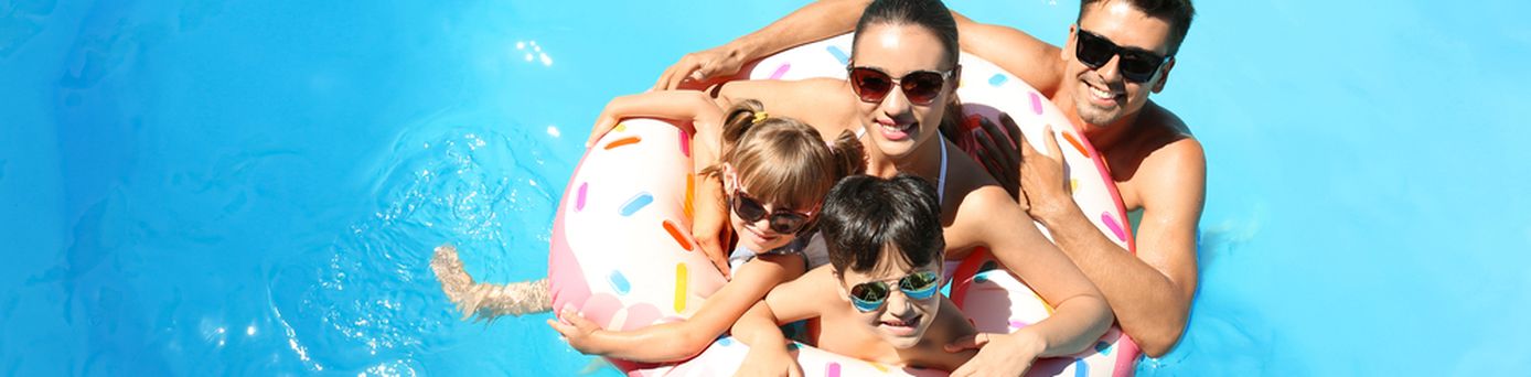 Eine Familie mit zwei Kindern und ein Schwimmreifen in einem Pool