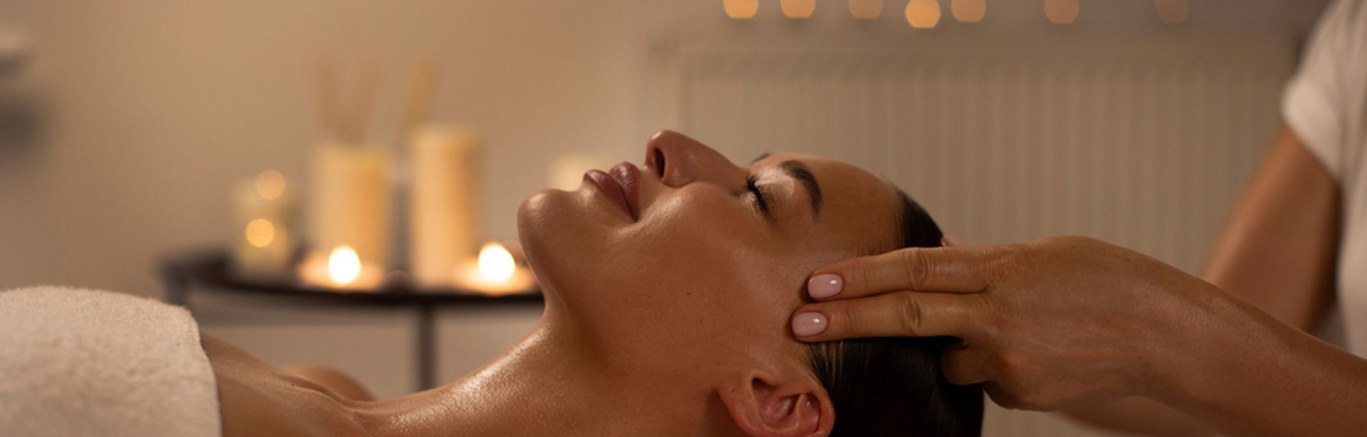 Eine Frau erhält eine Kopfmassage