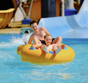 Zwei Kinder auf einem Schwimmring in einem Aquapark