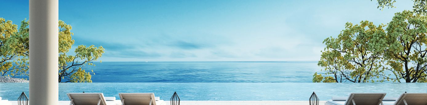 Moderne Terrasse mit Liegen und direktem Strandzugang