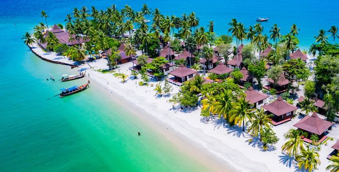 Teil einer Insel mit kleinen Häusern und Palmenstrand