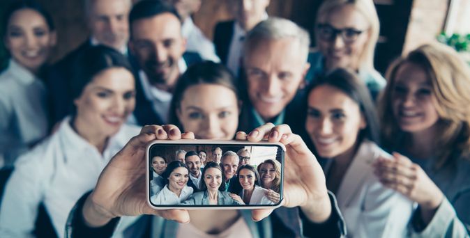 Eine Gruppe von Menschen macht ein Selfie