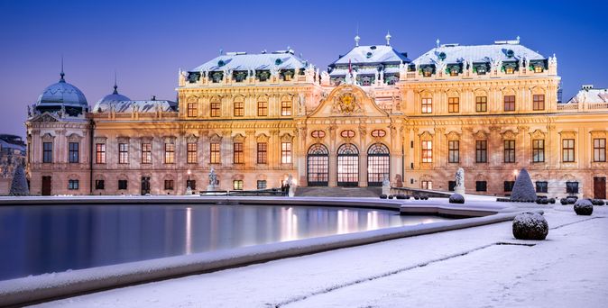 Beeindruckender Palast bei Schnee im Winter