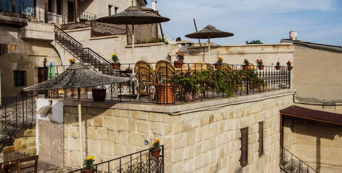 Eine gemütliche Terrasse eines sandfarbenen Gebäudes