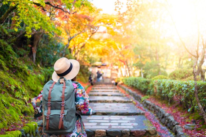 Touristin mit Rucksack in Japan