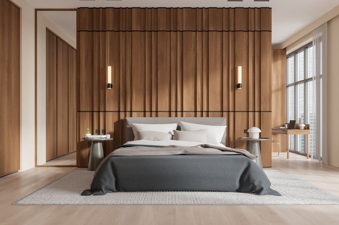 Ein modernes Hotelzimmer mit einem großen Doppelbett in der Mitte