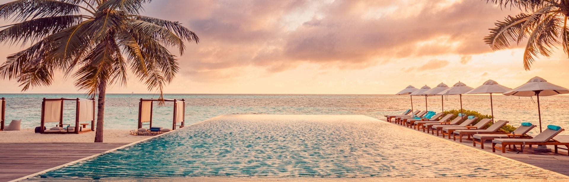 Ein Pool mit Meerblick bei Sonnenuntergang