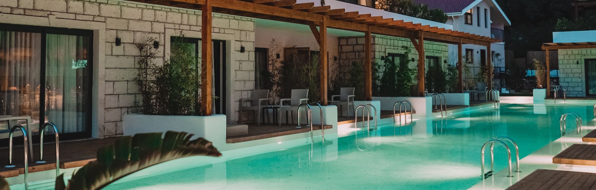 Ein beleuchteter Pool eines eleganten Boutiquehotels