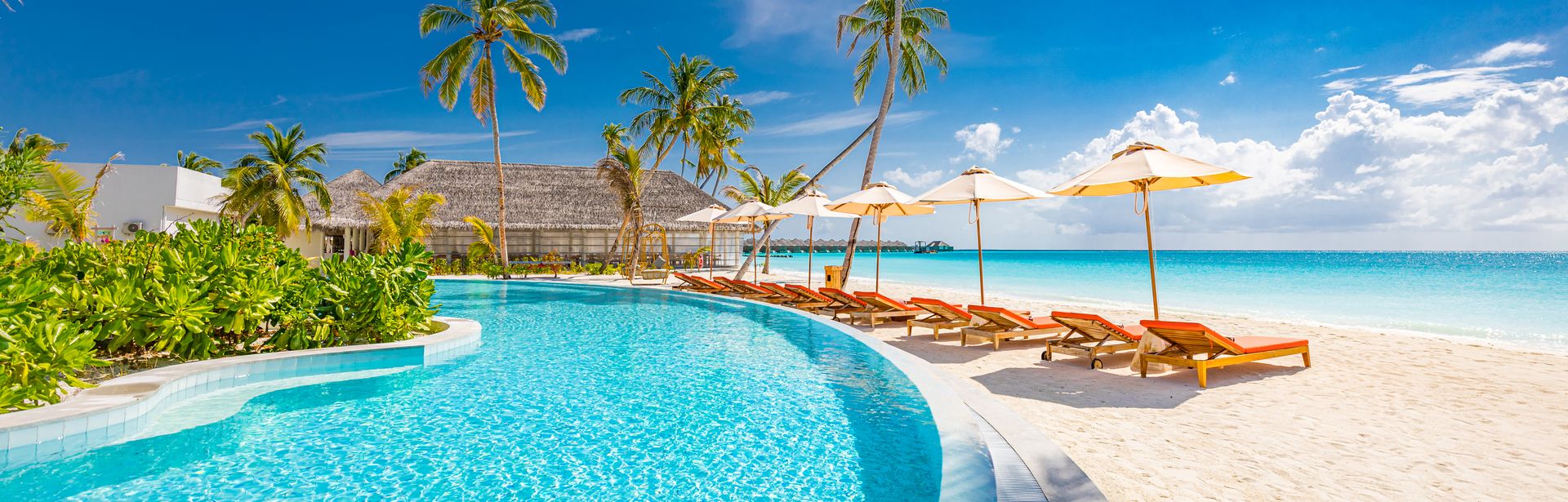 Pool mit direktem Strandzugang und Liegen 