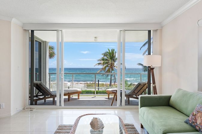 Ein Hotelzimmer mit Balkon und Meerblick