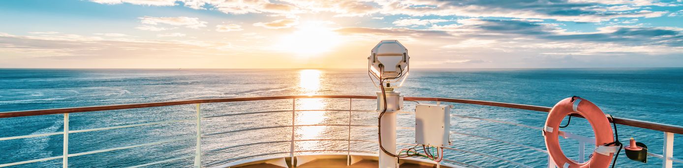 Panoramablick auf das Meer mit einem schönen Sonnenuntergang auf einem Kreuzfahrtschiff