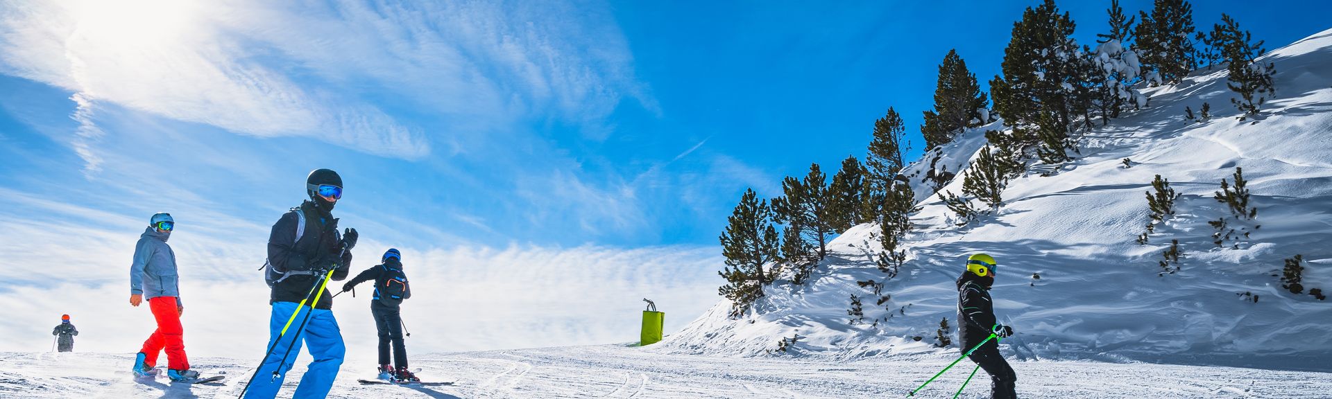 Skifahrer auf einer Schneebedeckten Piste