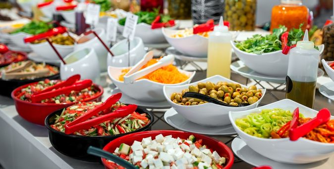 Ein Buffet mit verschiedenen Salaten und Beilagen