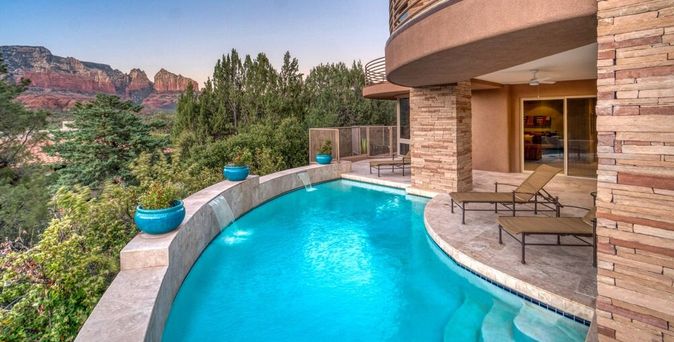 Privater Pool auf einer Terasse mit zwei Liegen