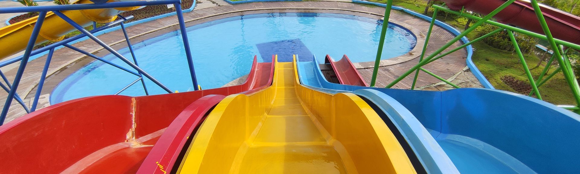 Drei bunte Wasserutschen