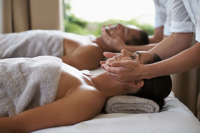 Eine Frau und ein Mann erhalten eine Gesichtsmassage