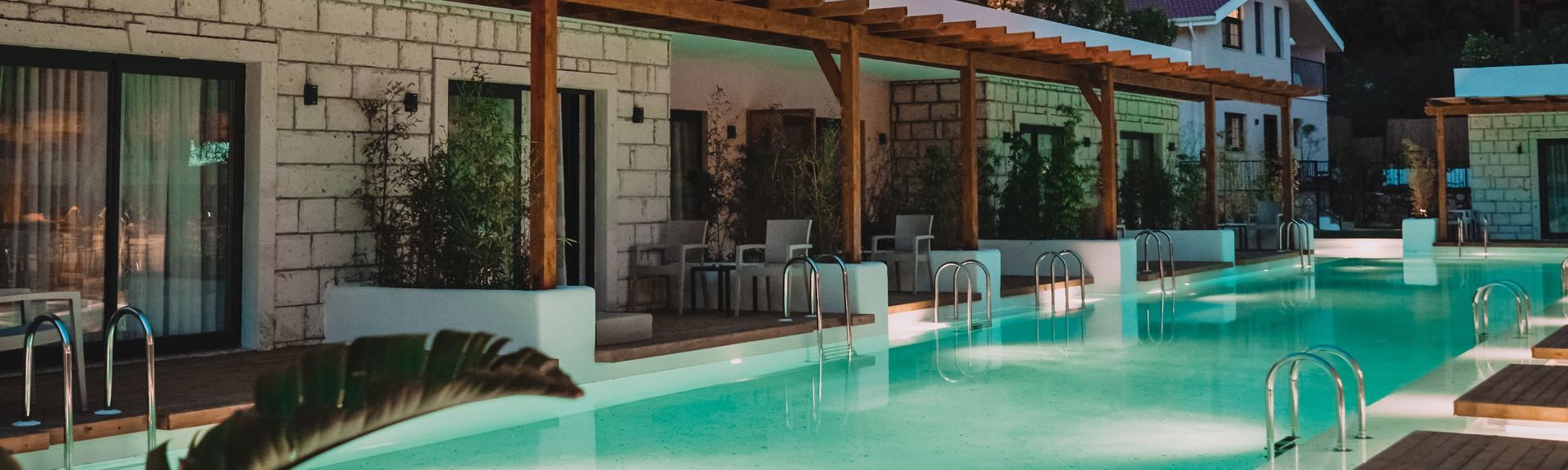 Ein beleuchteter Pool eines eleganten Boutiquehotels