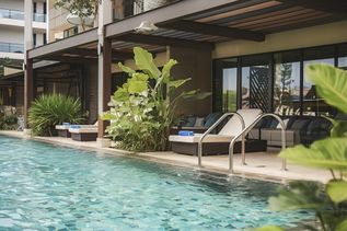 Ein Hotelzimmerbalkon mit eigenem Poolzugang