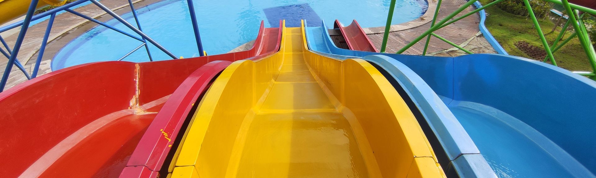 Drei bunte Wasserutschen