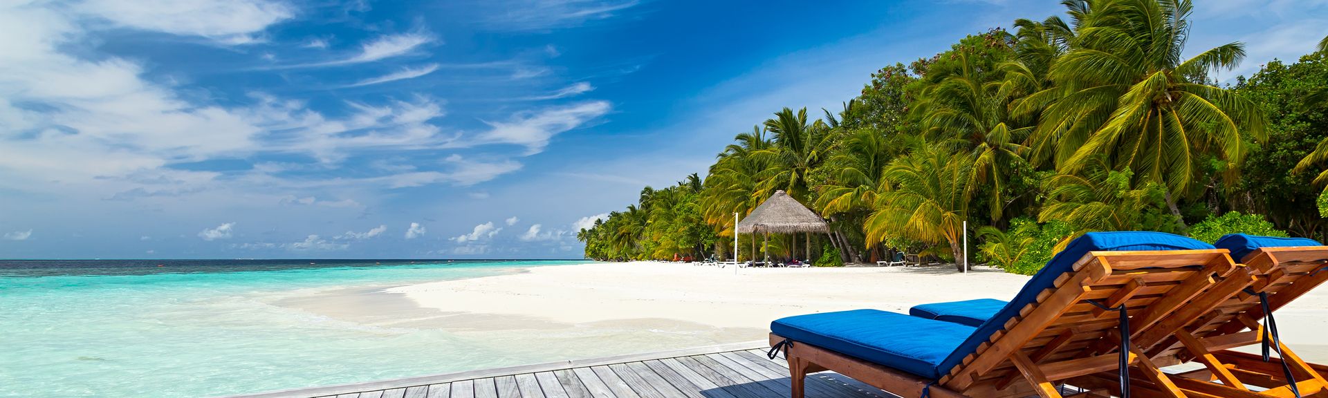 Liegen auf einer Terasse mit Strandzugang