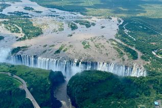 Luftaufnahme der Viktoriafälle beim Hubschrauberrundflug