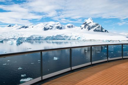Eine schneebedeckte Landschaft von einem Kreuzfahrtschiff aus
