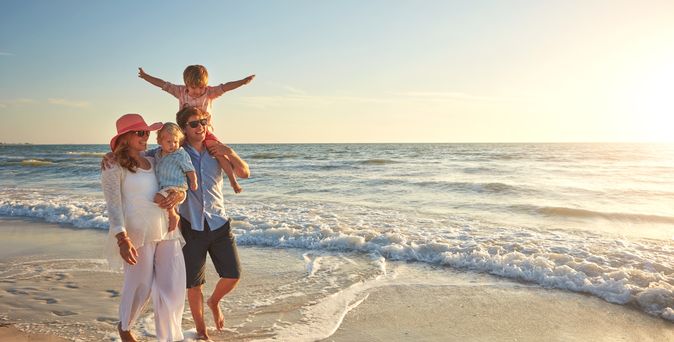Familie macht einen Strandspaziergang