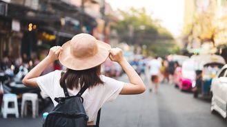 Frau mit Hut in den Straßen von Thailand