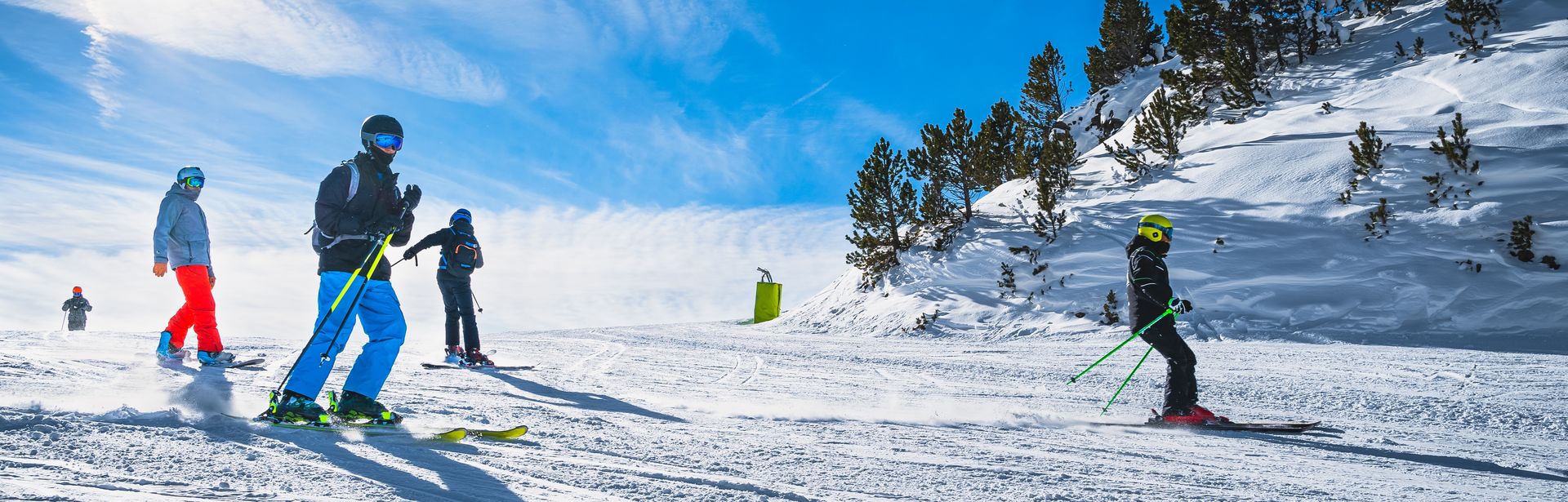 Skifahrer auf einer Schneebedeckten Piste